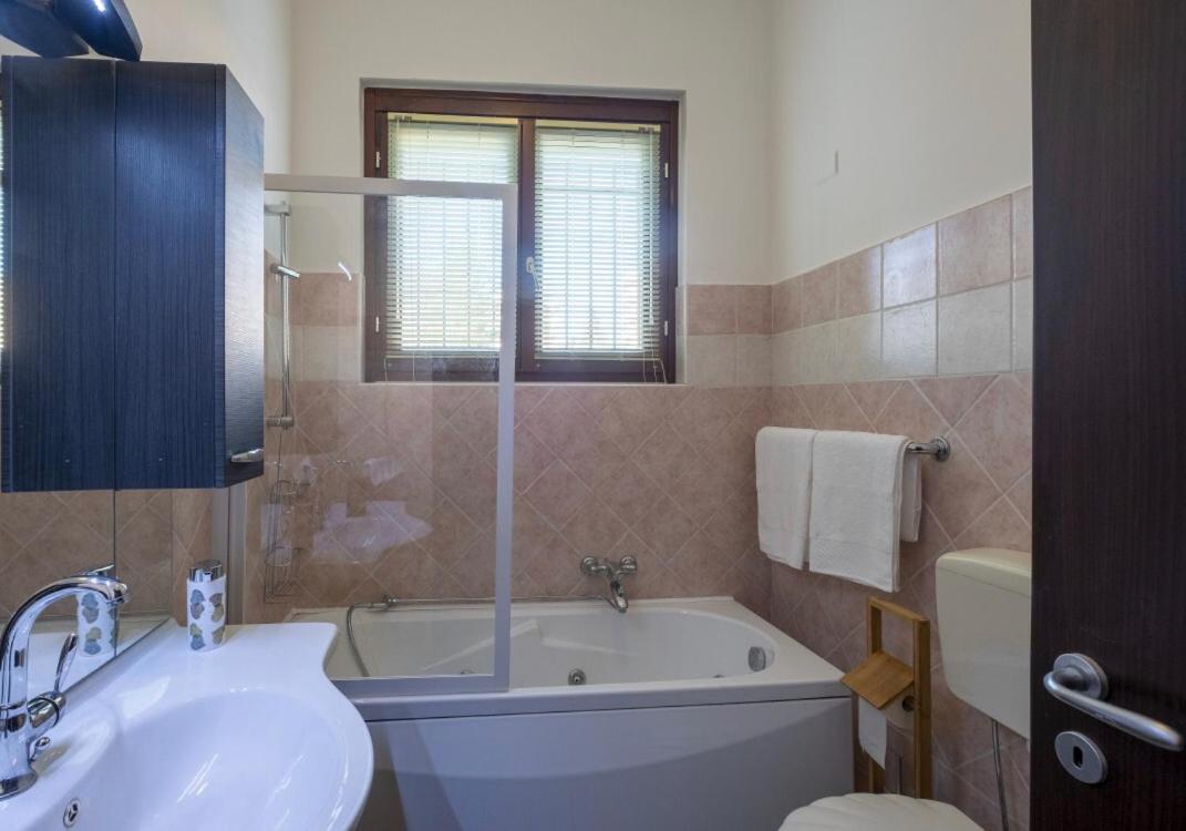 Appartamento In Villa Con Giardino A 300M Dal Lago Maggiore Каселето сопра Тичино Екстериор снимка